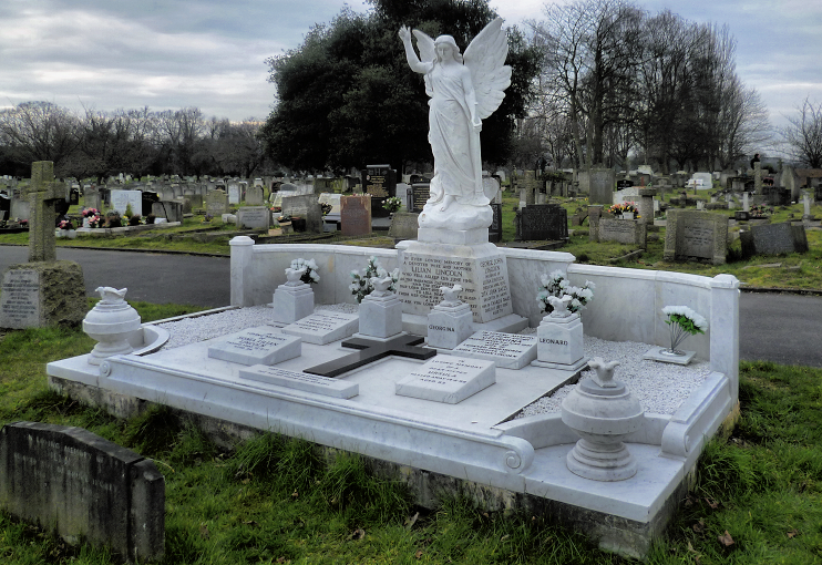 geograph-3360573-by-Marathon - Lincoln monument - Bandonhill Cemetery