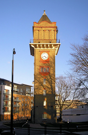 clock-​​faced water tower